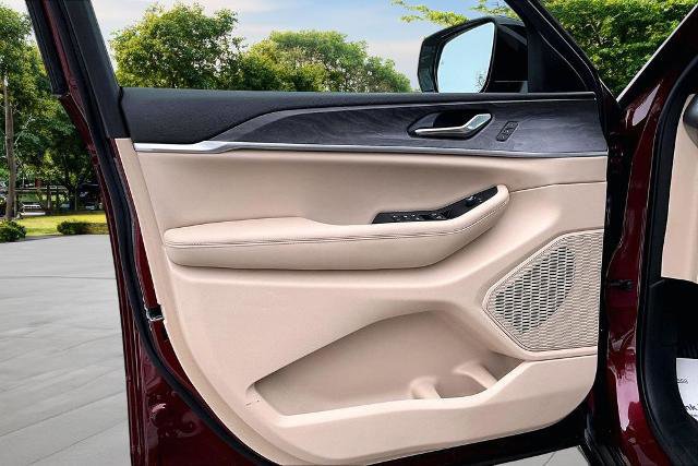 Used 2024 Jeep Grand Cherokee Limited image 22