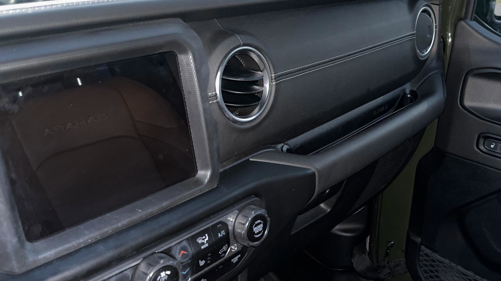 Used 2022 Jeep Wrangler Unlimited Sahara w/ Cold Weather Group image 17