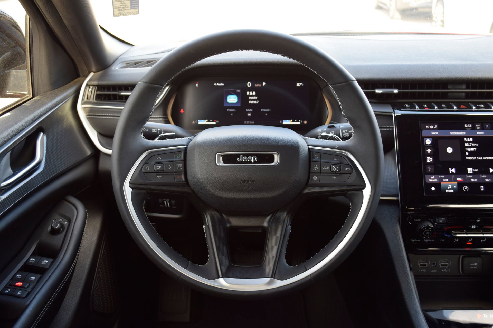 Used 2023 Jeep Grand Cherokee L Laredo image 8