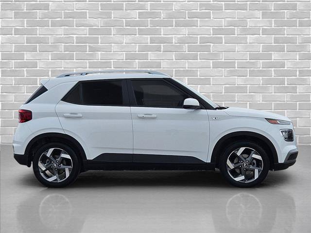 Used 2025 Hyundai Venue SEL FWD image 4