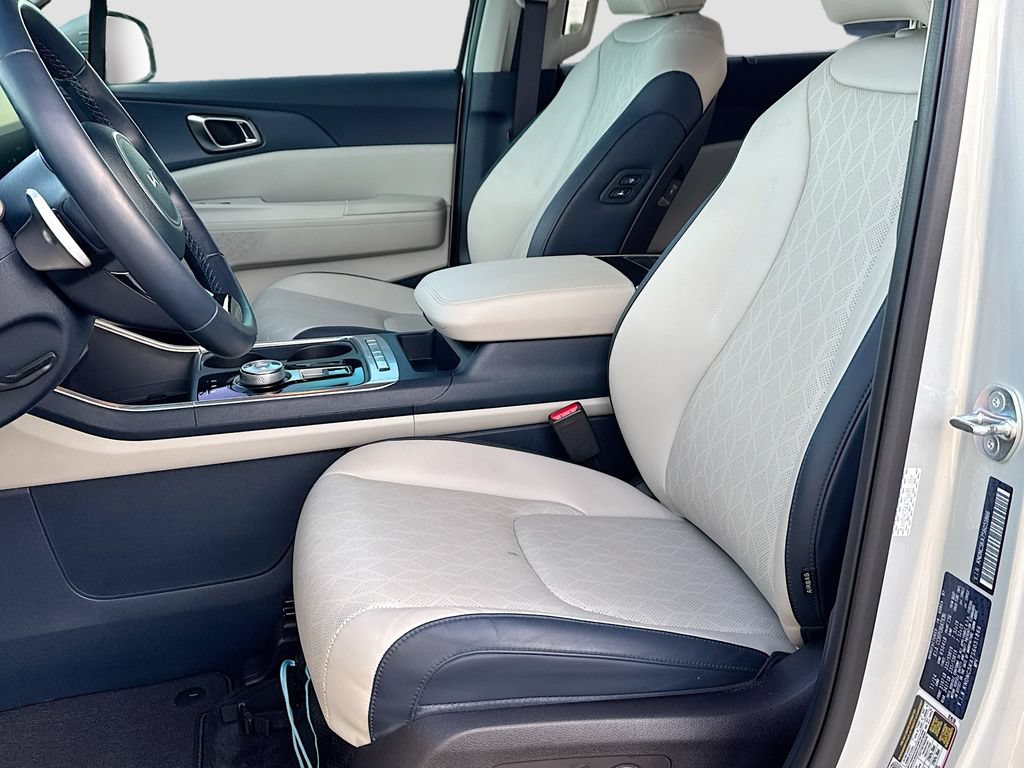 Used 2025 Kia Carnival EX FWD image 19