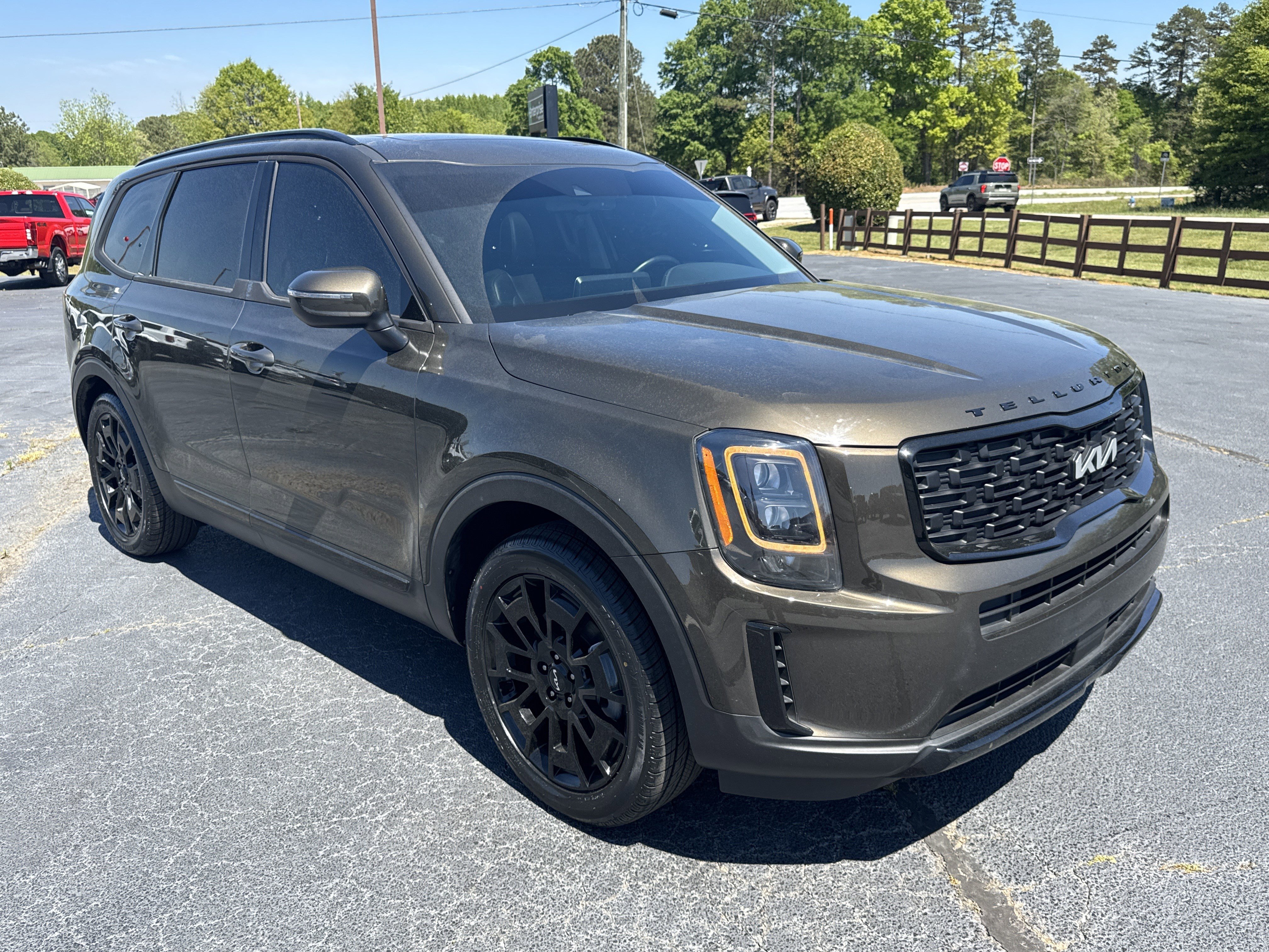 Used 2022 Kia Telluride EX w/ EX Premium Package image 3