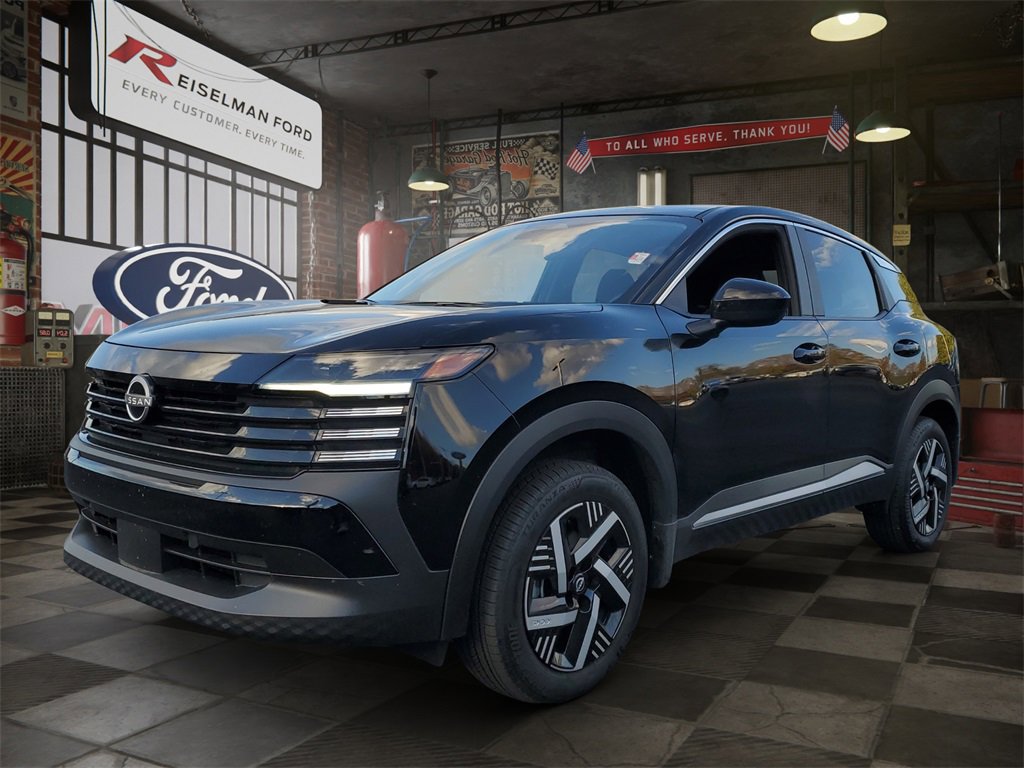 Used 2025 Nissan Kicks SV image 1