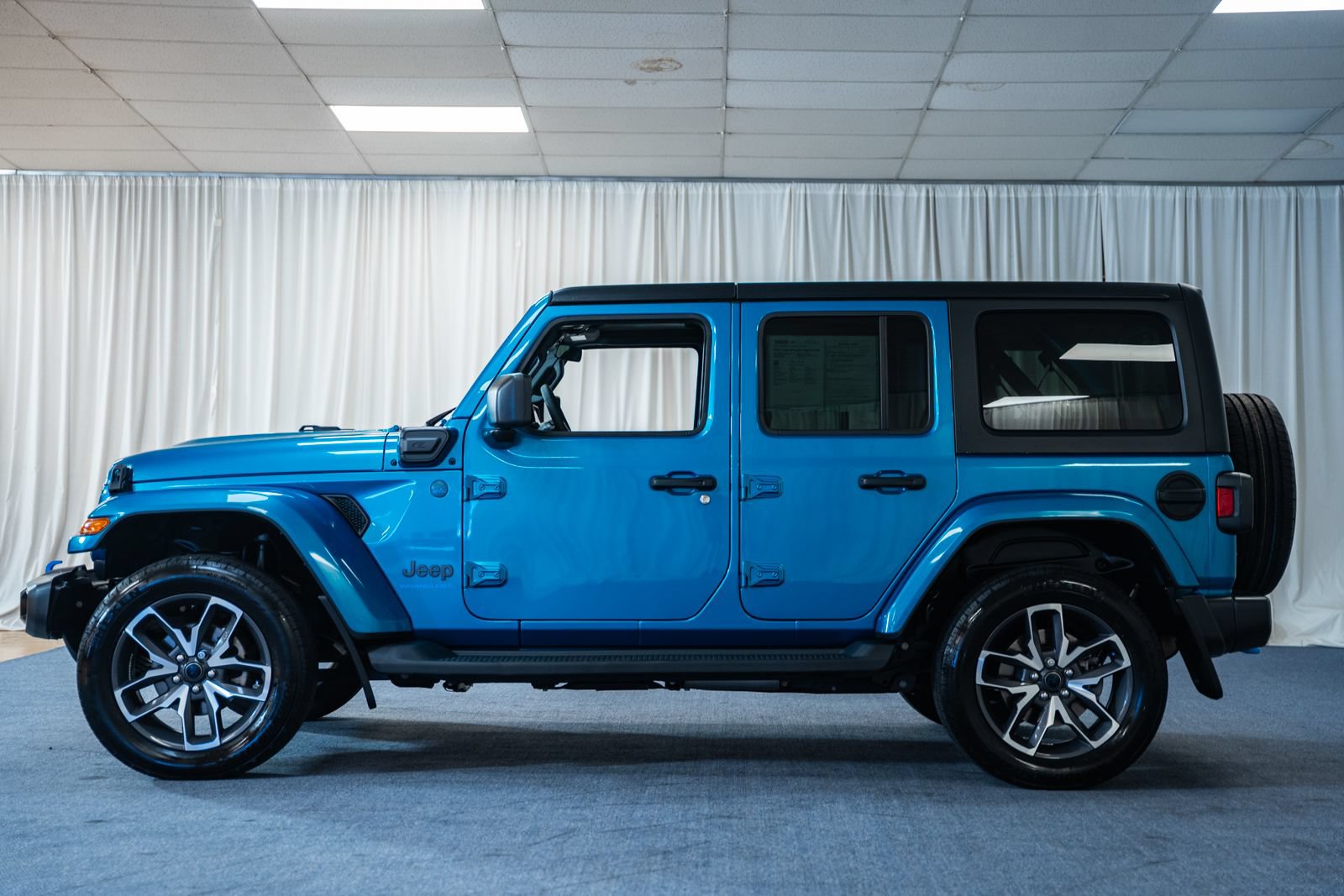 Used 2024 Jeep Wrangler Unlimited w/ Convenience Group AWD/4WD image 4