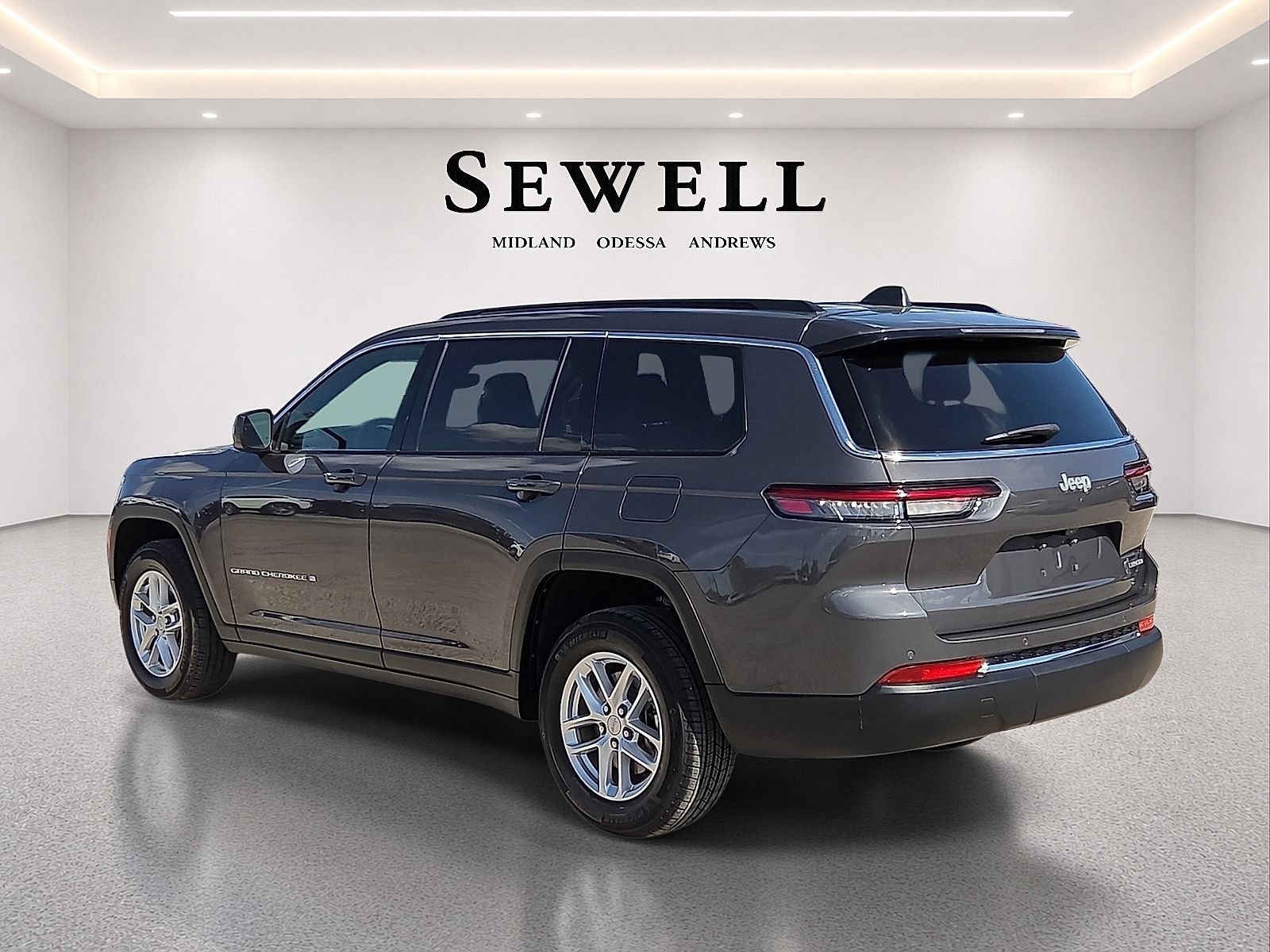 Used 2025 Jeep Grand Cherokee L Laredo RWD image 3