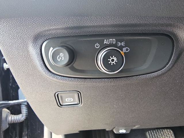 Used 2023 GMC Terrain SLE w/ Driver Convenience Package FWD image 24