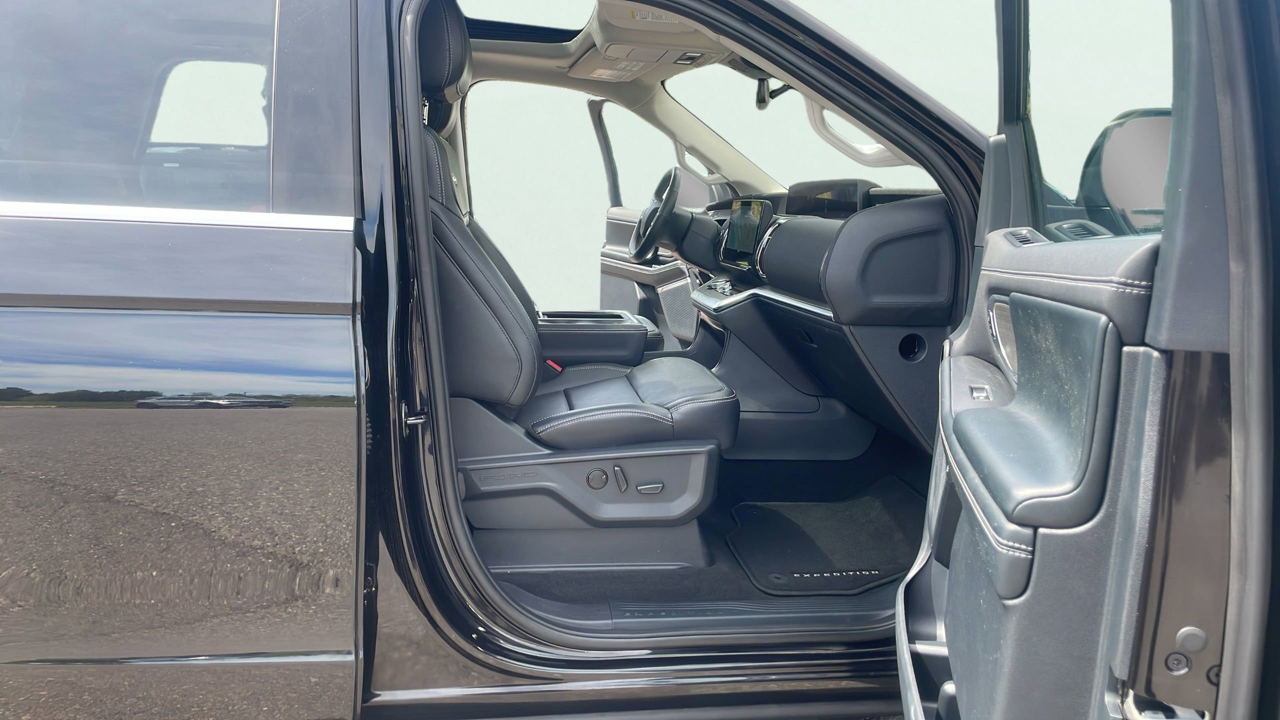 Certified 2025 Ford Expedition Platinum AWD/4WD image 11