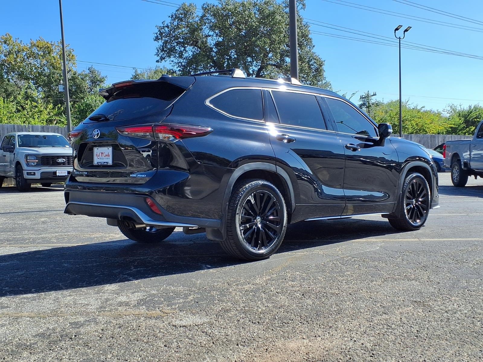 Used 2024 Toyota Highlander LE AWD/4WD image 6