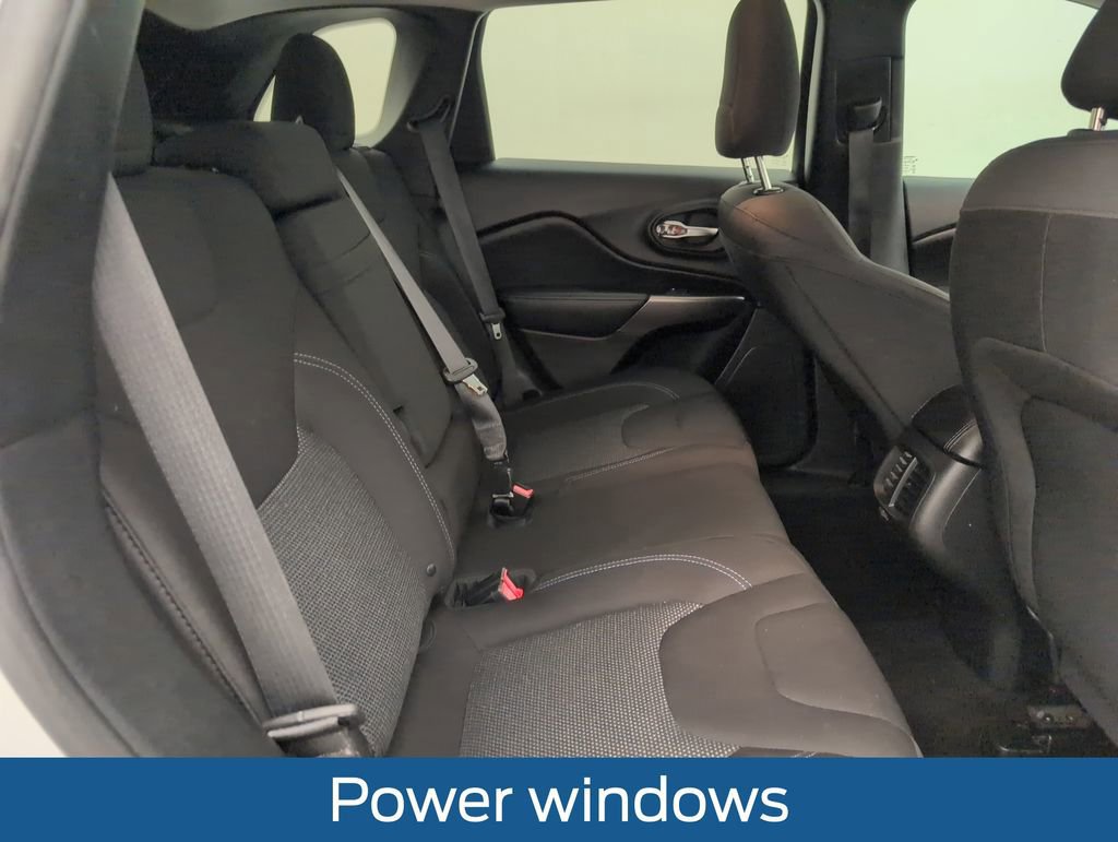 Used 2019 Jeep Cherokee Latitude w/ Popular Appearance Group FWD image 17