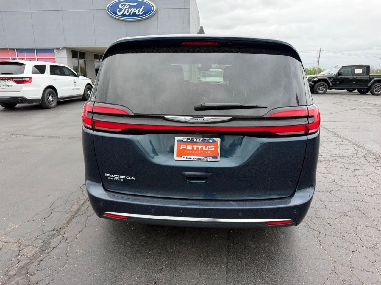 Used 2024 Chrysler Pacifica Touring-L FWD image 4