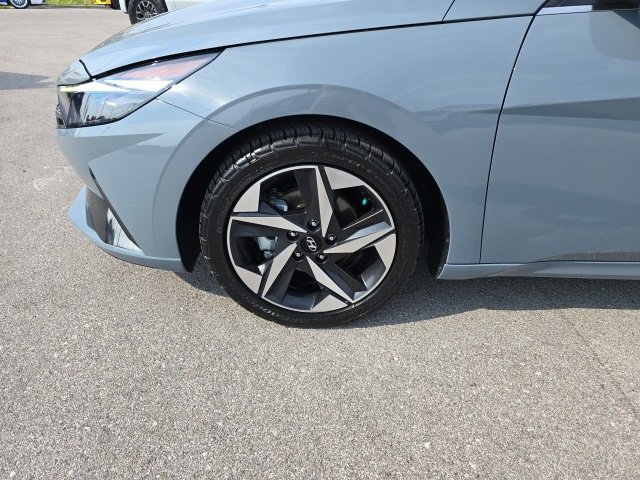 Used 2023 Hyundai Elantra Limited image 9