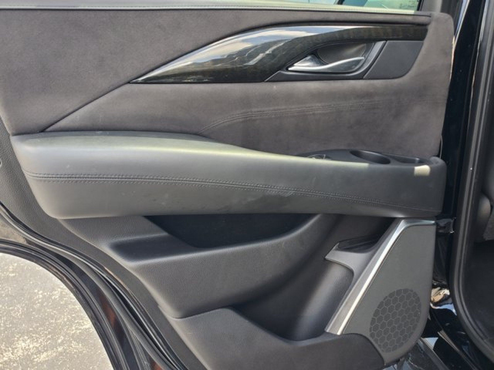 Used 2018 Cadillac Escalade Platinum RWD image 34
