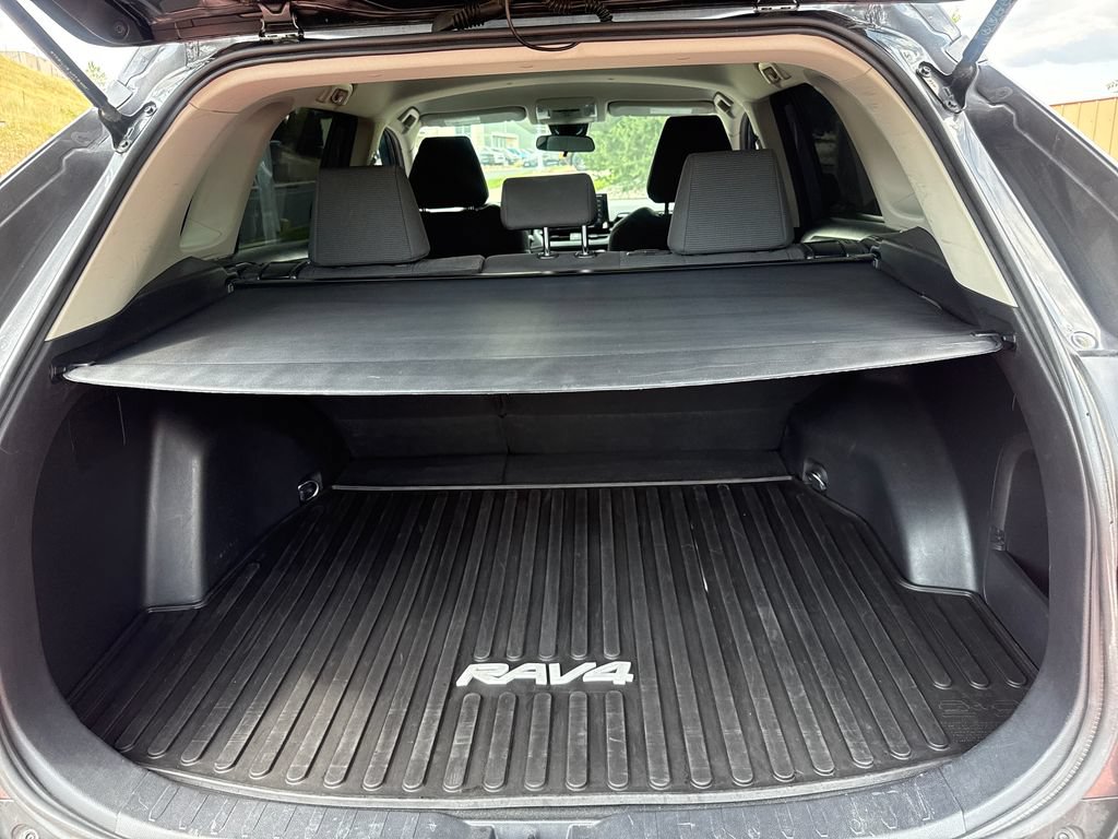 Used 2021 Toyota RAV4 LE AWD/4WD image 24