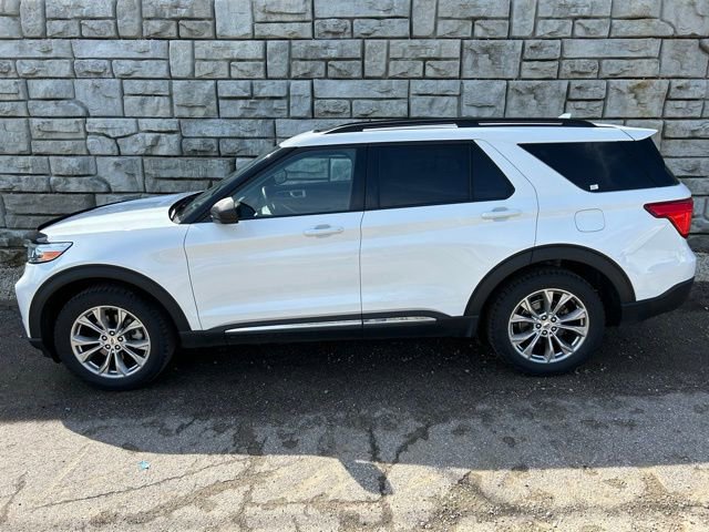 Certified 2023 Ford Explorer XLT w/ Equipment Group 202A AWD/4WD image 3