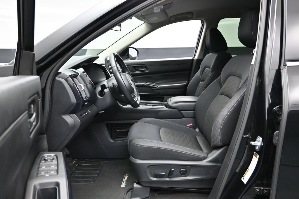 Used 2025 Nissan Pathfinder SV FWD image 18