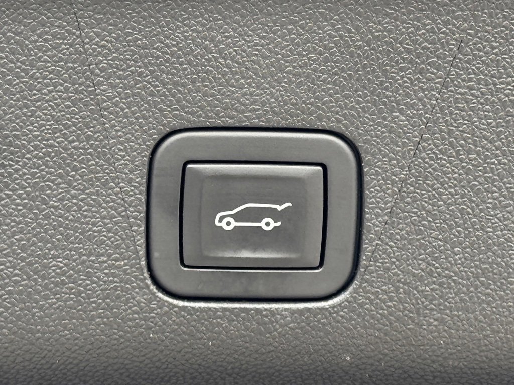 Used 2025 Chevrolet Suburban RST image 14