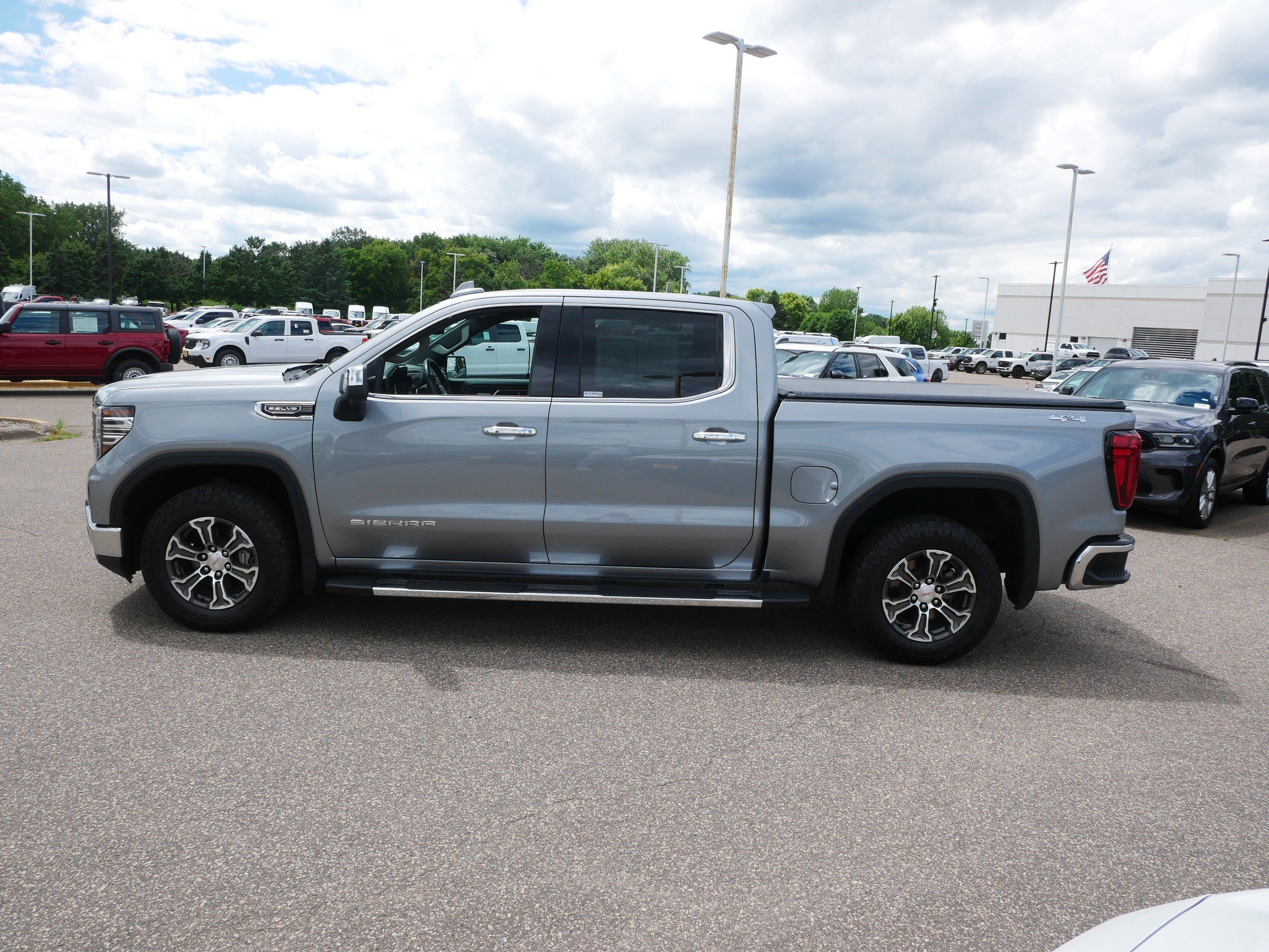 Used 2024 GMC Sierra 1500 SLT AWD/4WD image 4