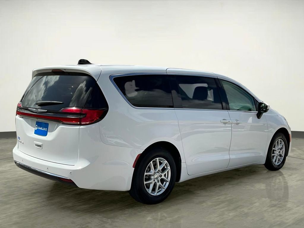 Used 2023 Chrysler Pacifica Touring-L image 8