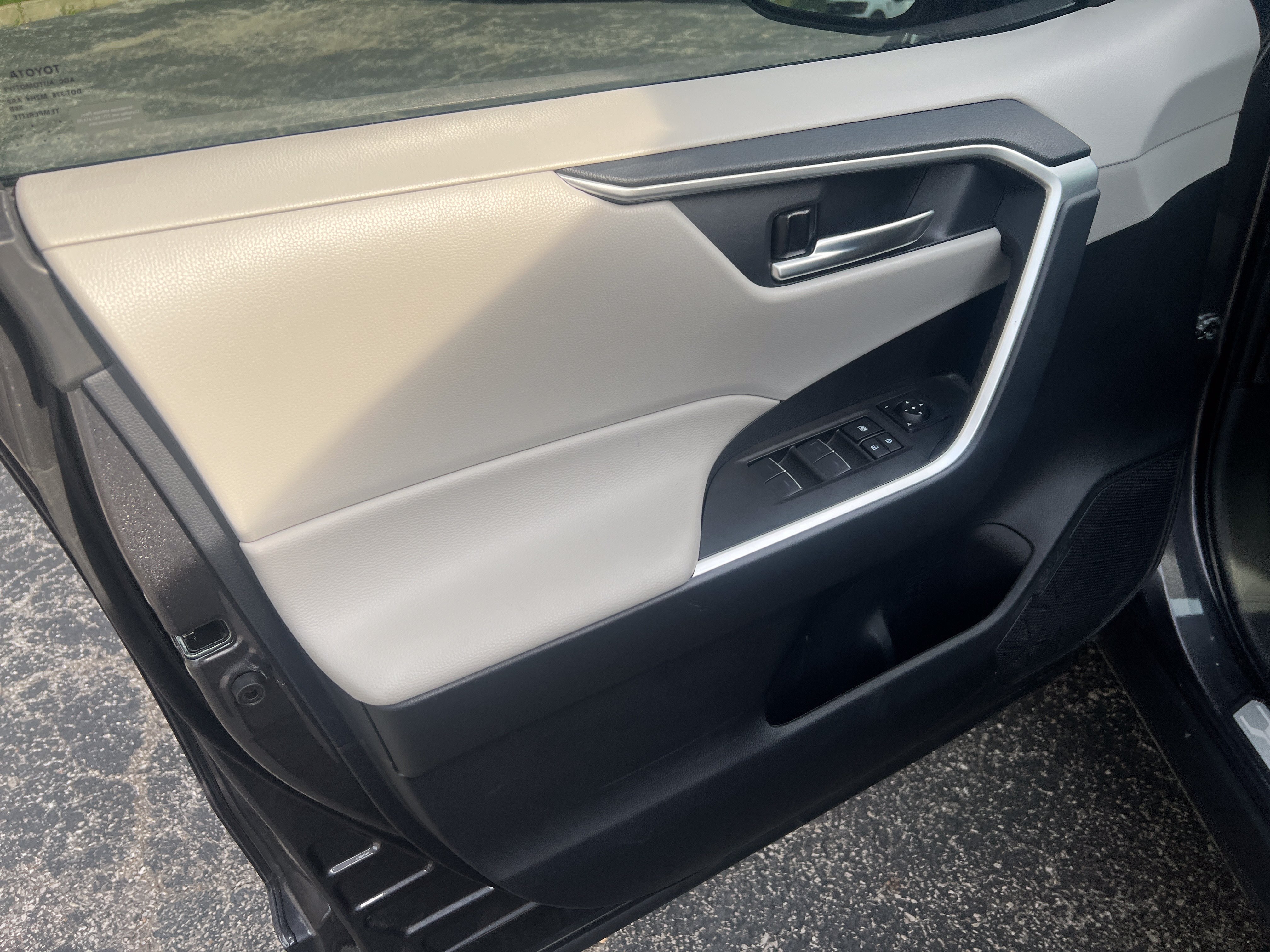 Used 2025 Toyota RAV4 XLE Premium FWD image 8