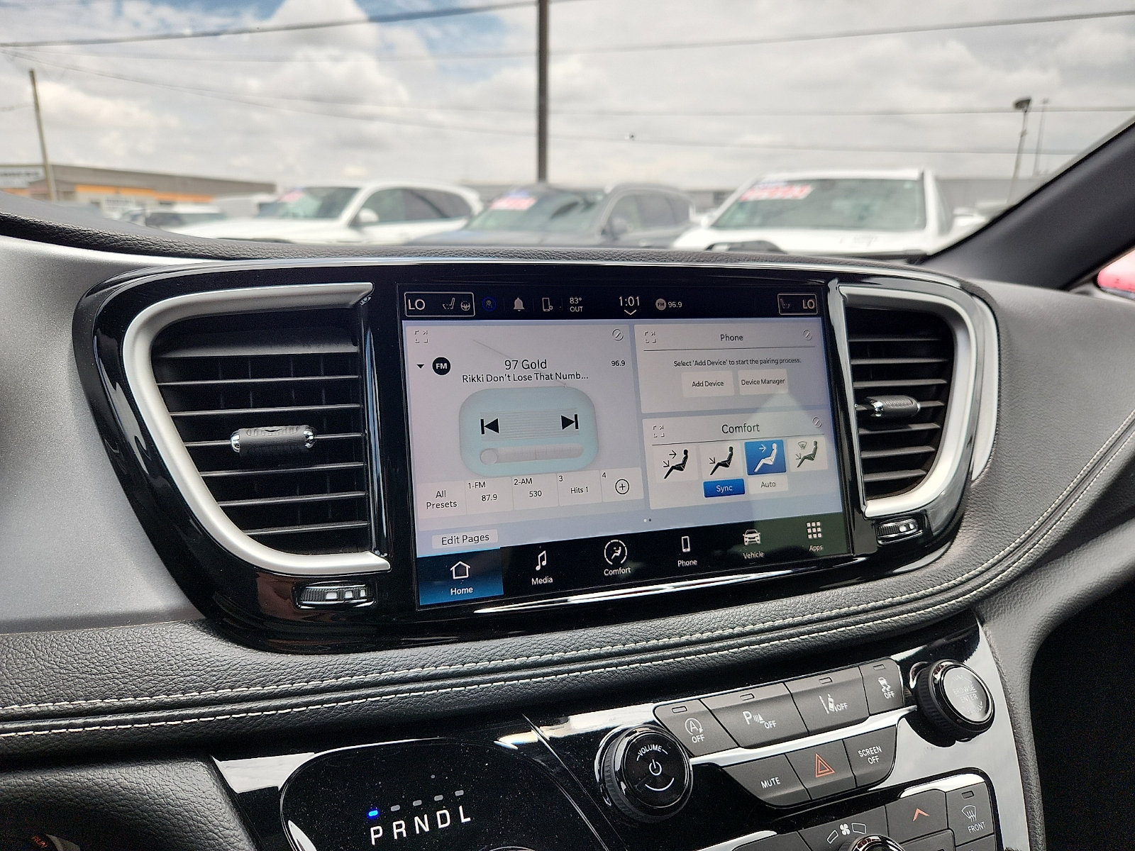 Used 2024 Chrysler Pacifica Touring FWD image 12