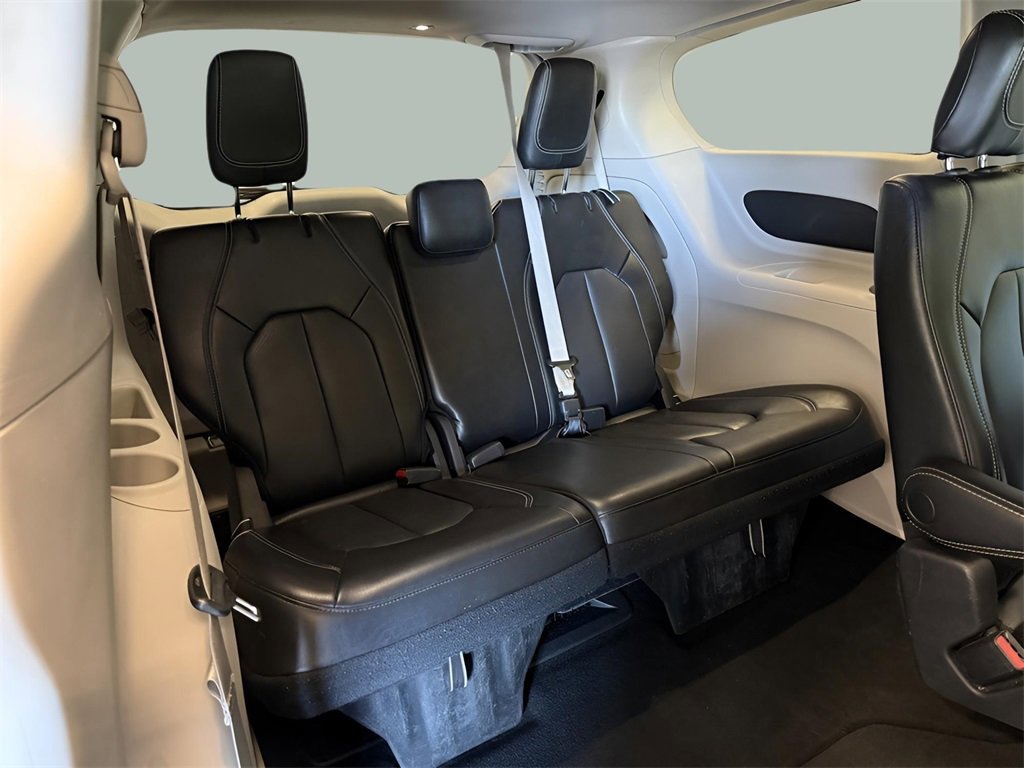 Used 2023 Chrysler Pacifica Touring-L image 15