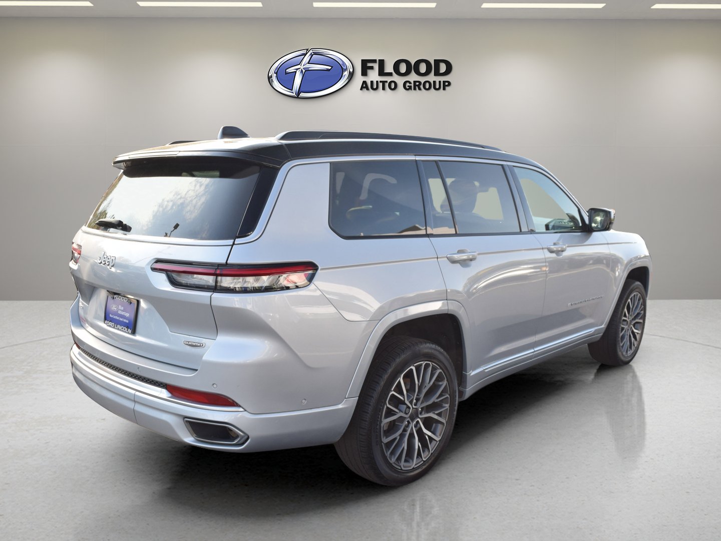 Used 2025 Jeep Grand Cherokee L Summit AWD/4WD image 4