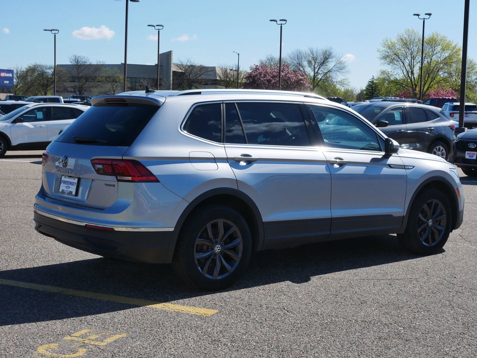 Used 2024 Volkswagen Tiguan SE AWD/4WD image 5