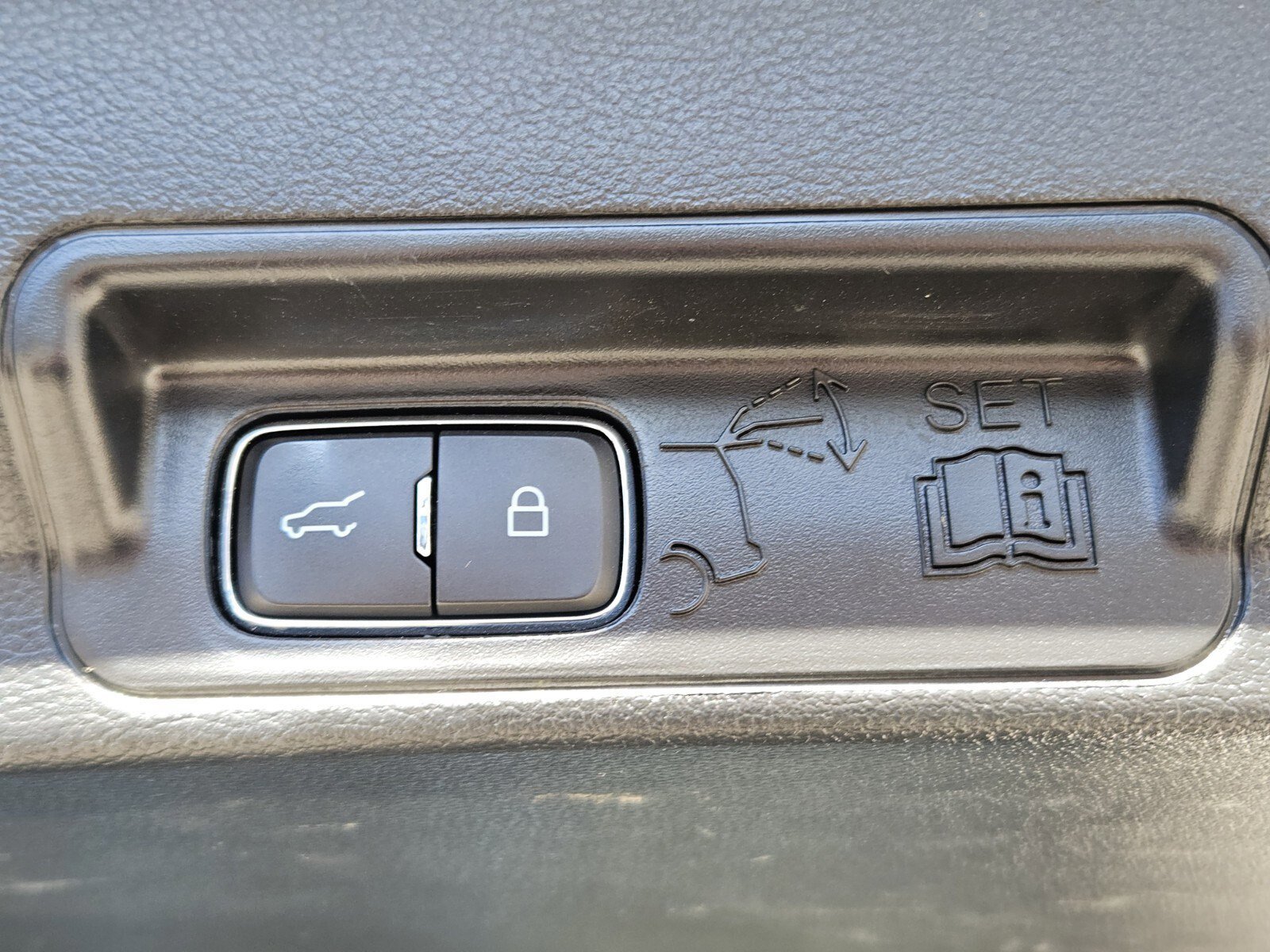 Certified 2022 Ford Explorer Limited w/ Limited Technology Package image 32