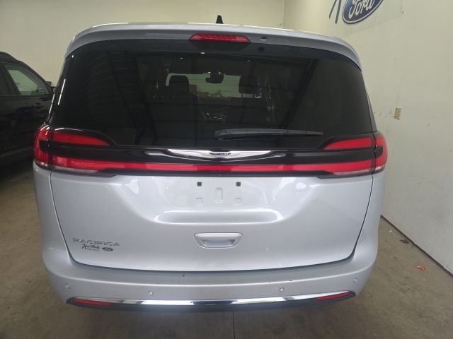 Used 2024 Chrysler Pacifica Touring-L FWD image 8