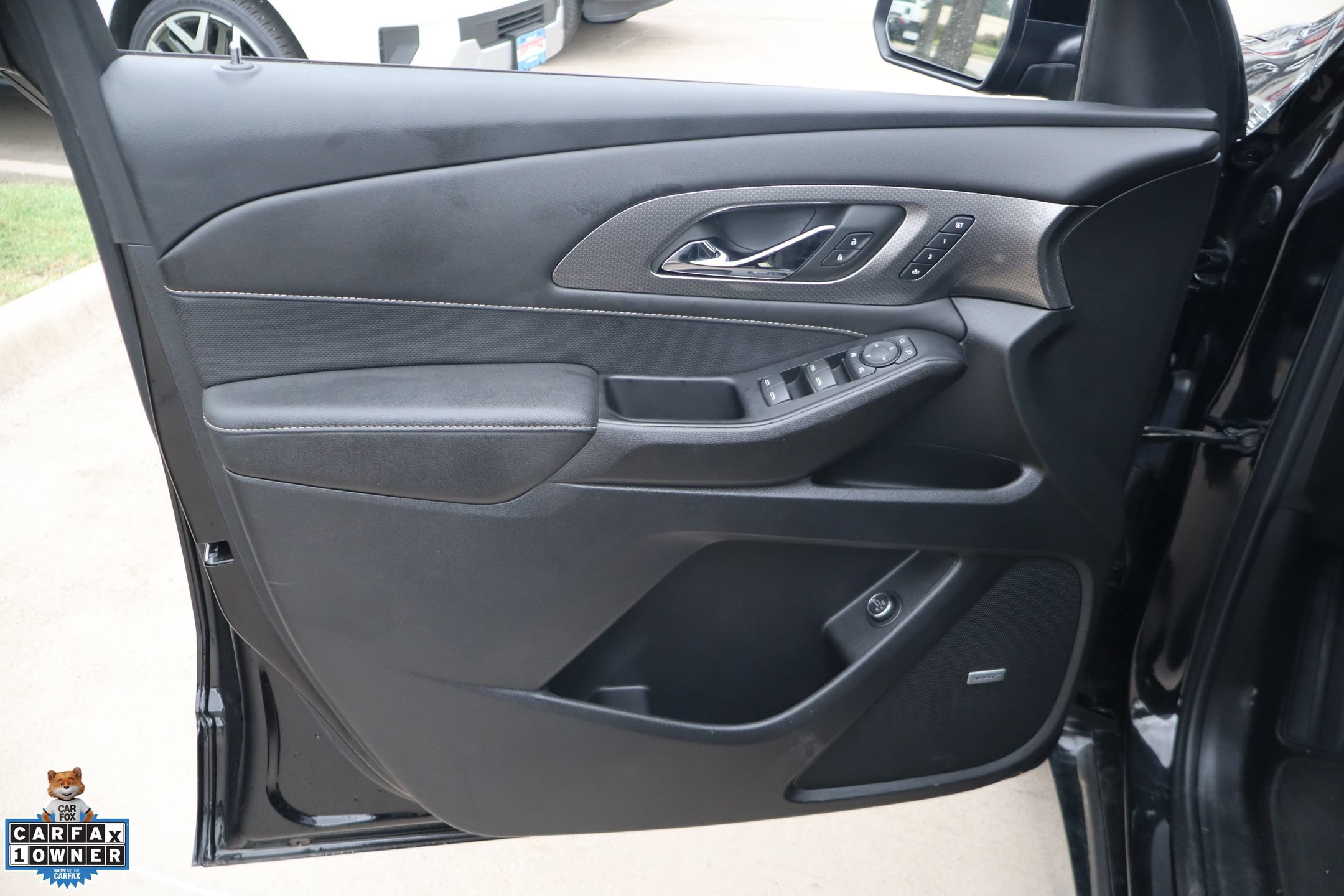 Used 2023 Chevrolet Traverse Premier FWD image 12