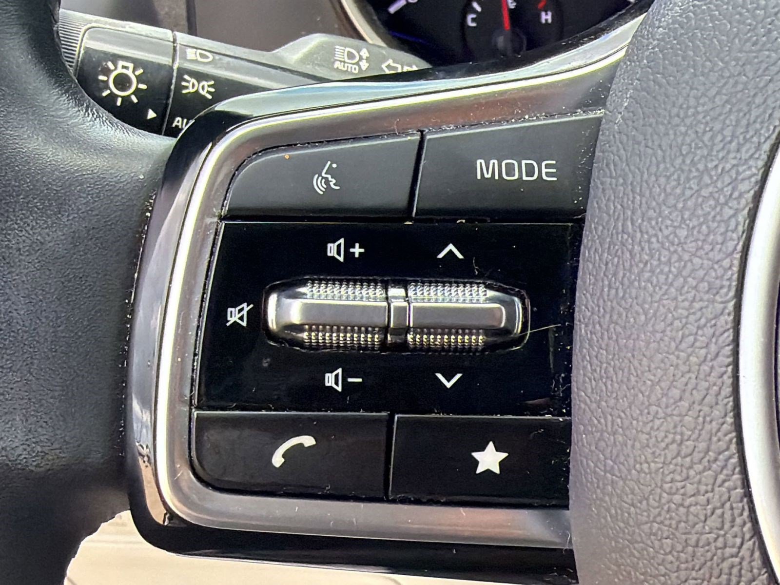 Used 2023 Kia Carnival LX FWD image 17