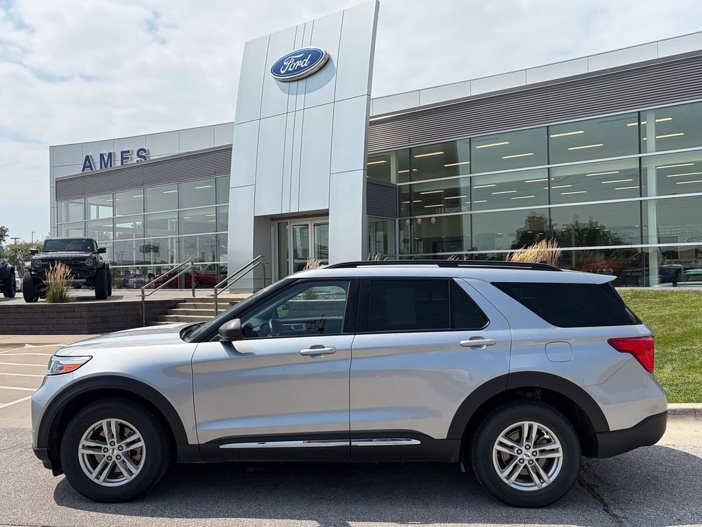Certified 2023 Ford Explorer XLT w/ Equipment Group 202A AWD/4WD image 3