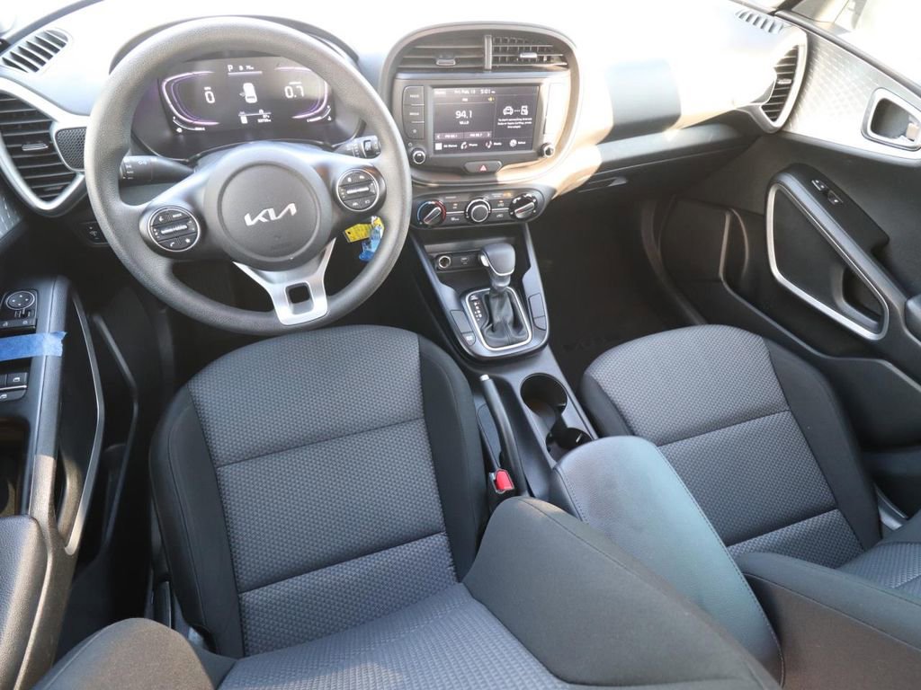Used 2025 Kia Soul LX w/ LX Technology Package image 10