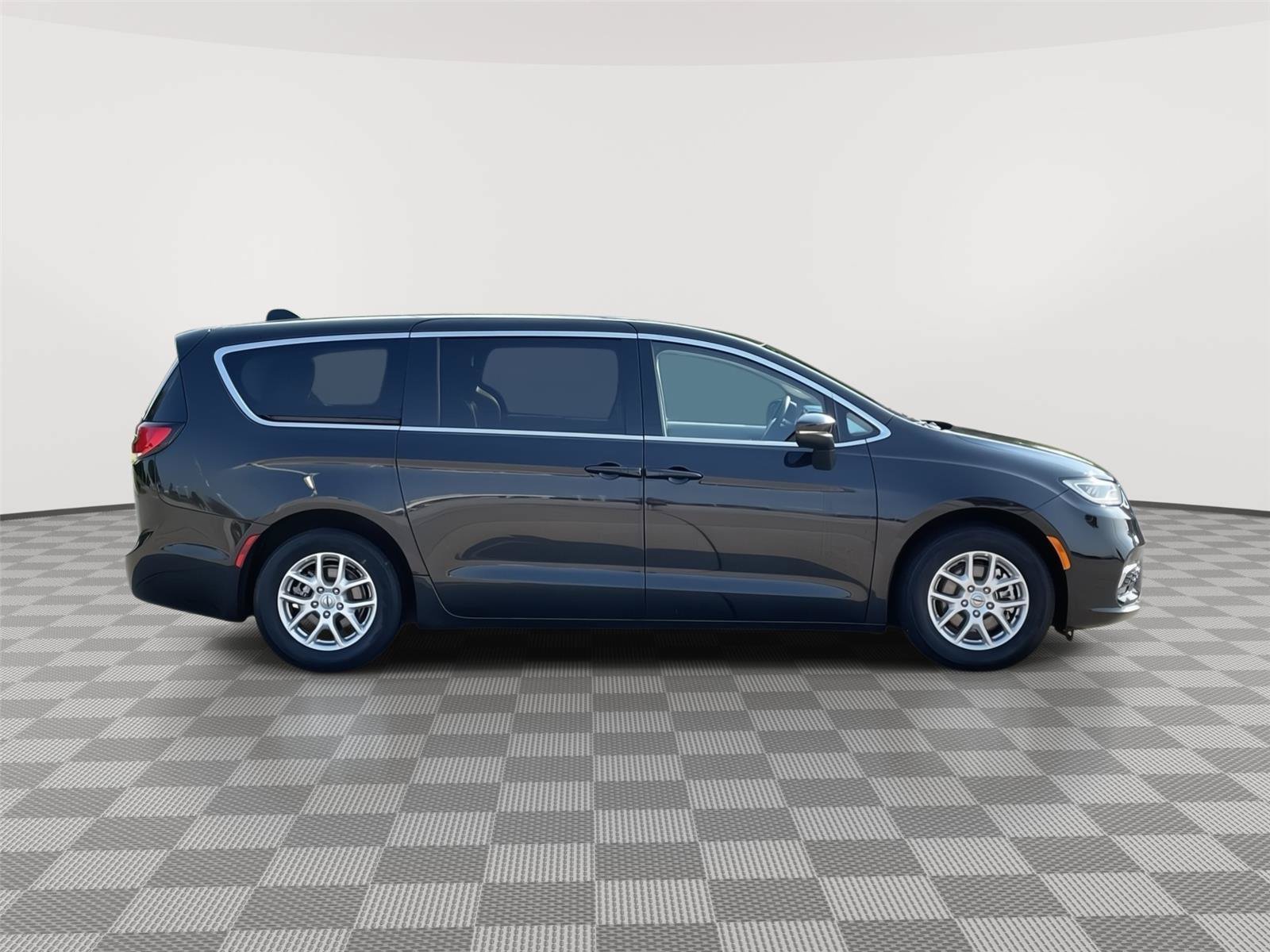 Used 2023 Chrysler Pacifica Touring-L FWD image 6