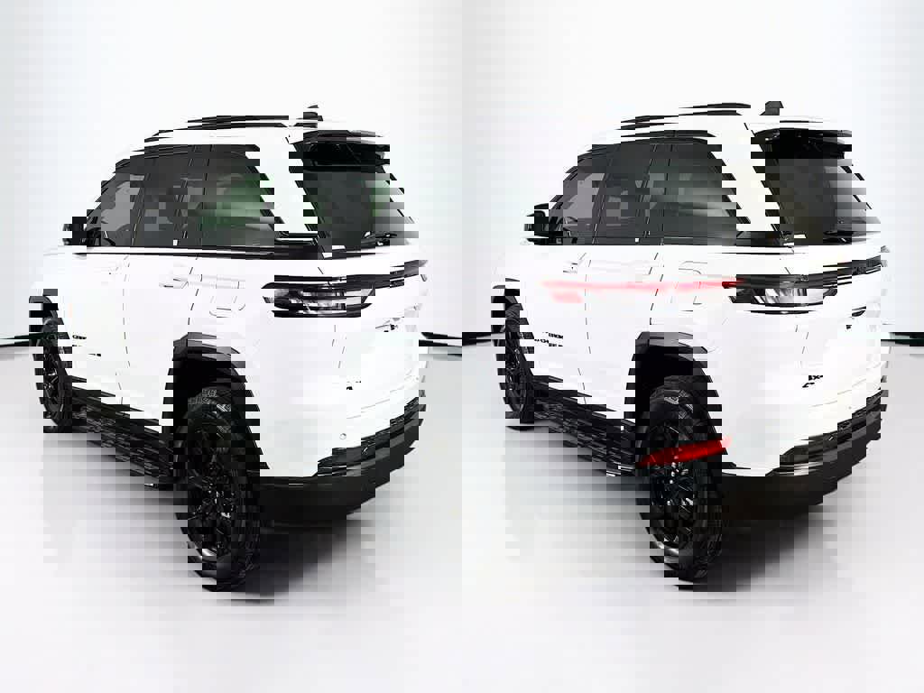 Used 2024 Jeep Grand Cherokee Altitude image 3