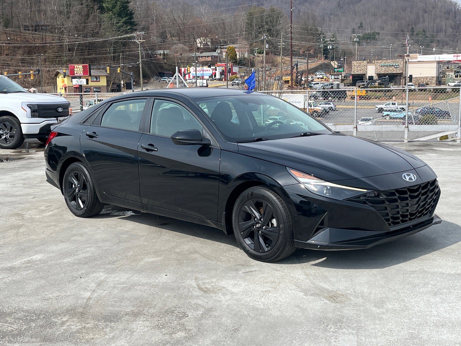 Used 2022 Hyundai Elantra SEL image 1