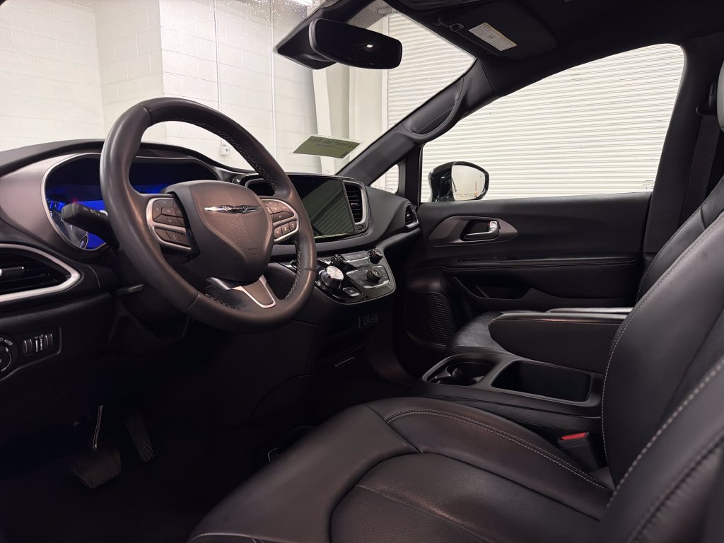 Used 2025 Chrysler Pacifica Select FWD image 6
