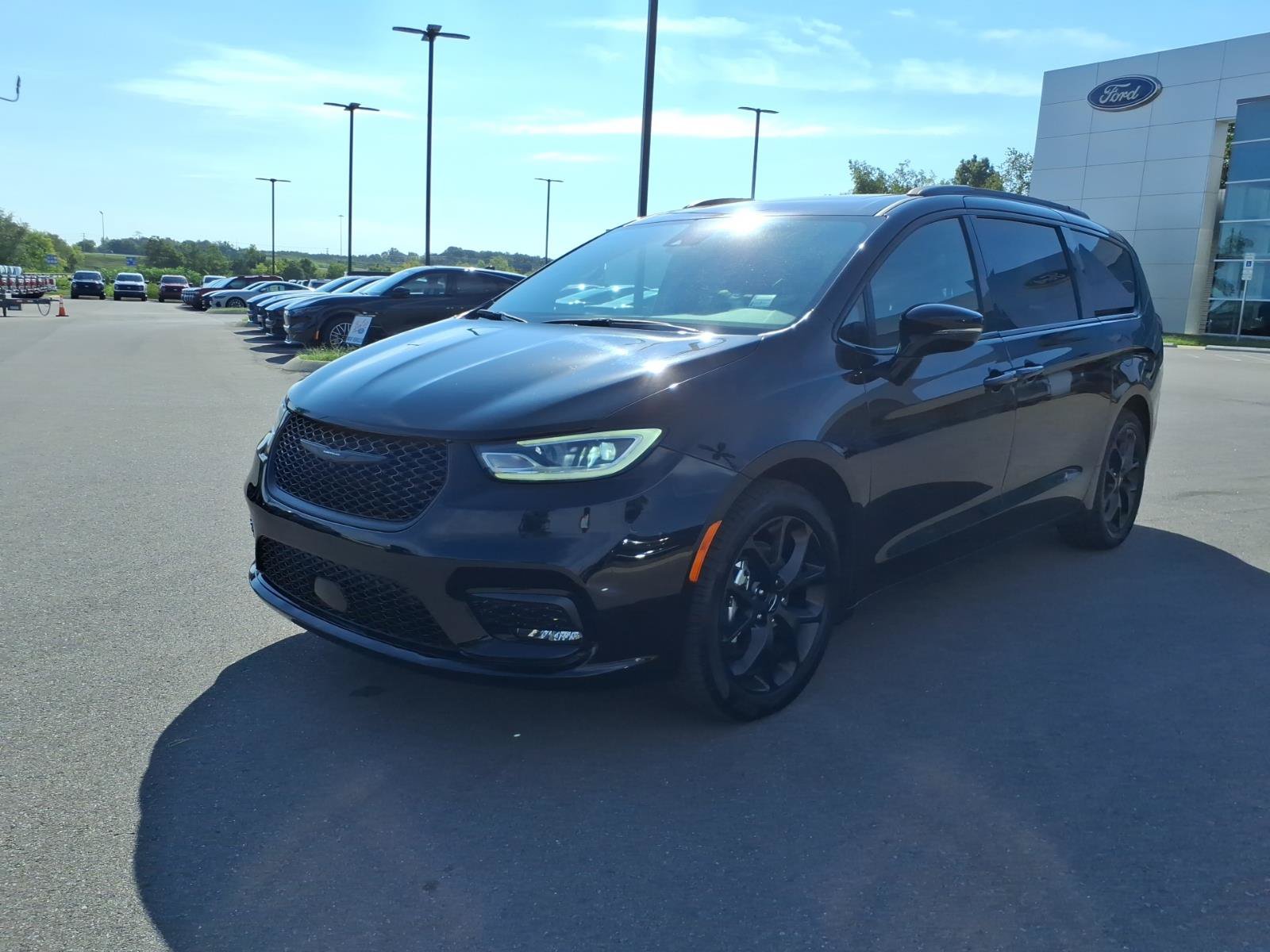 Used 2025 Chrysler Pacifica Limited FWD image 7