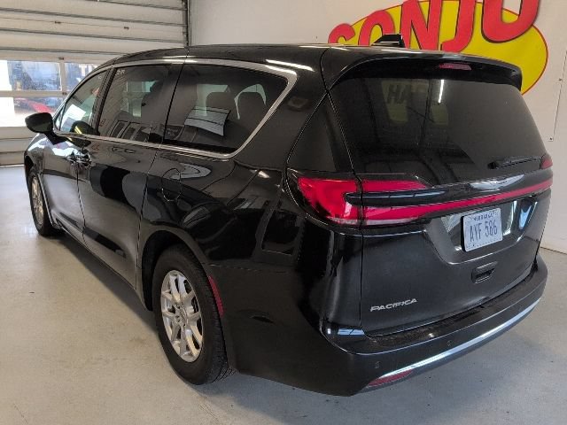 Used 2025 Chrysler Pacifica Select FWD image 3