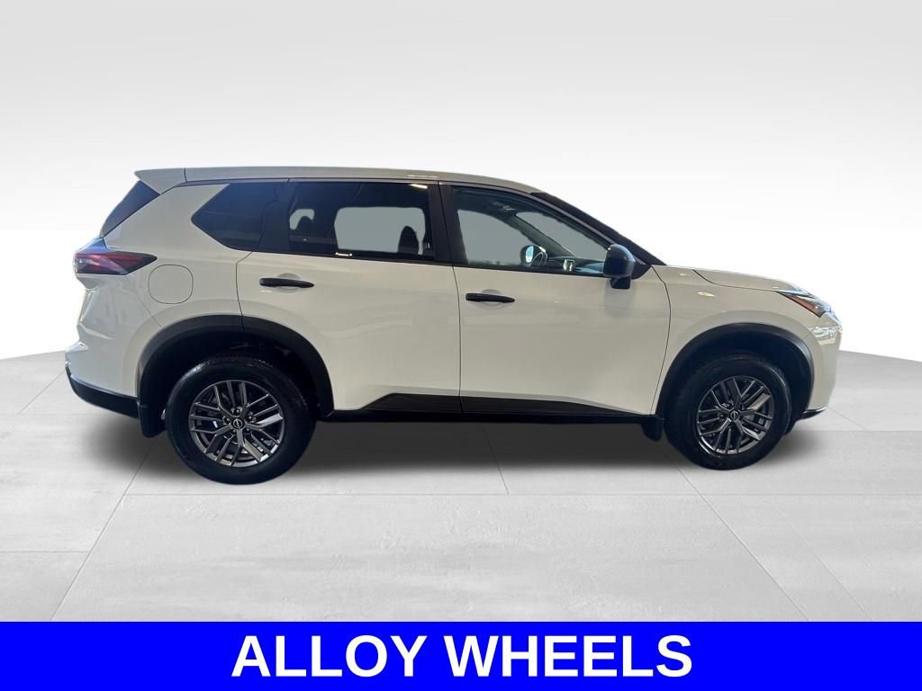 Used 2024 Nissan Rogue S AWD/4WD image 3