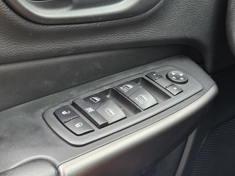 Used 2019 Jeep Cherokee Latitude Plus FWD image 33