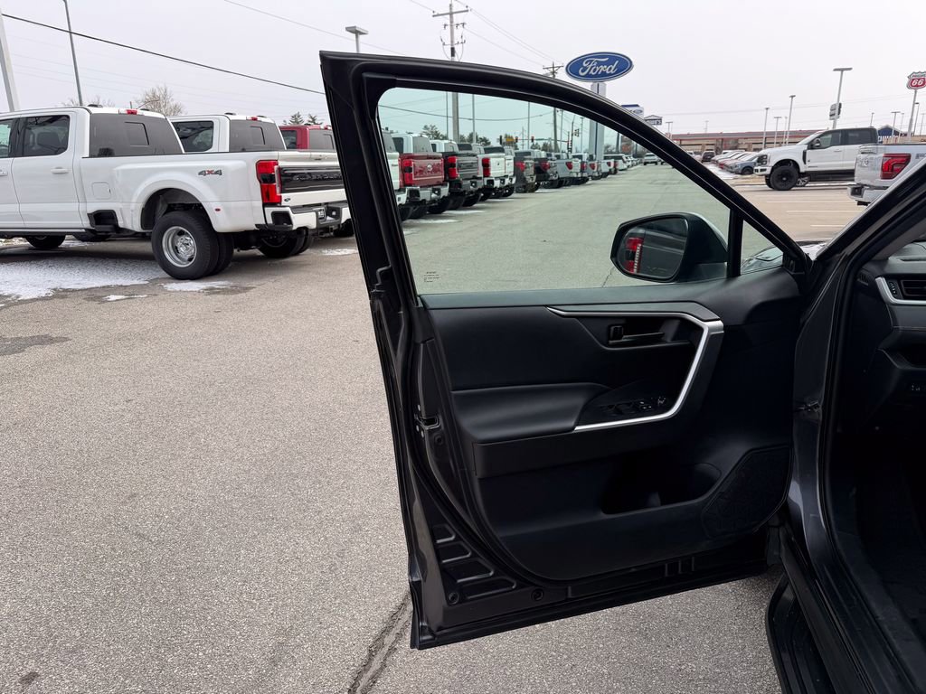 Used 2021 Toyota RAV4 LE image 12