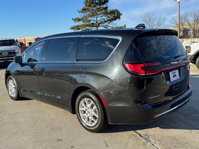 Used 2023 Chrysler Pacifica Touring-L image 3