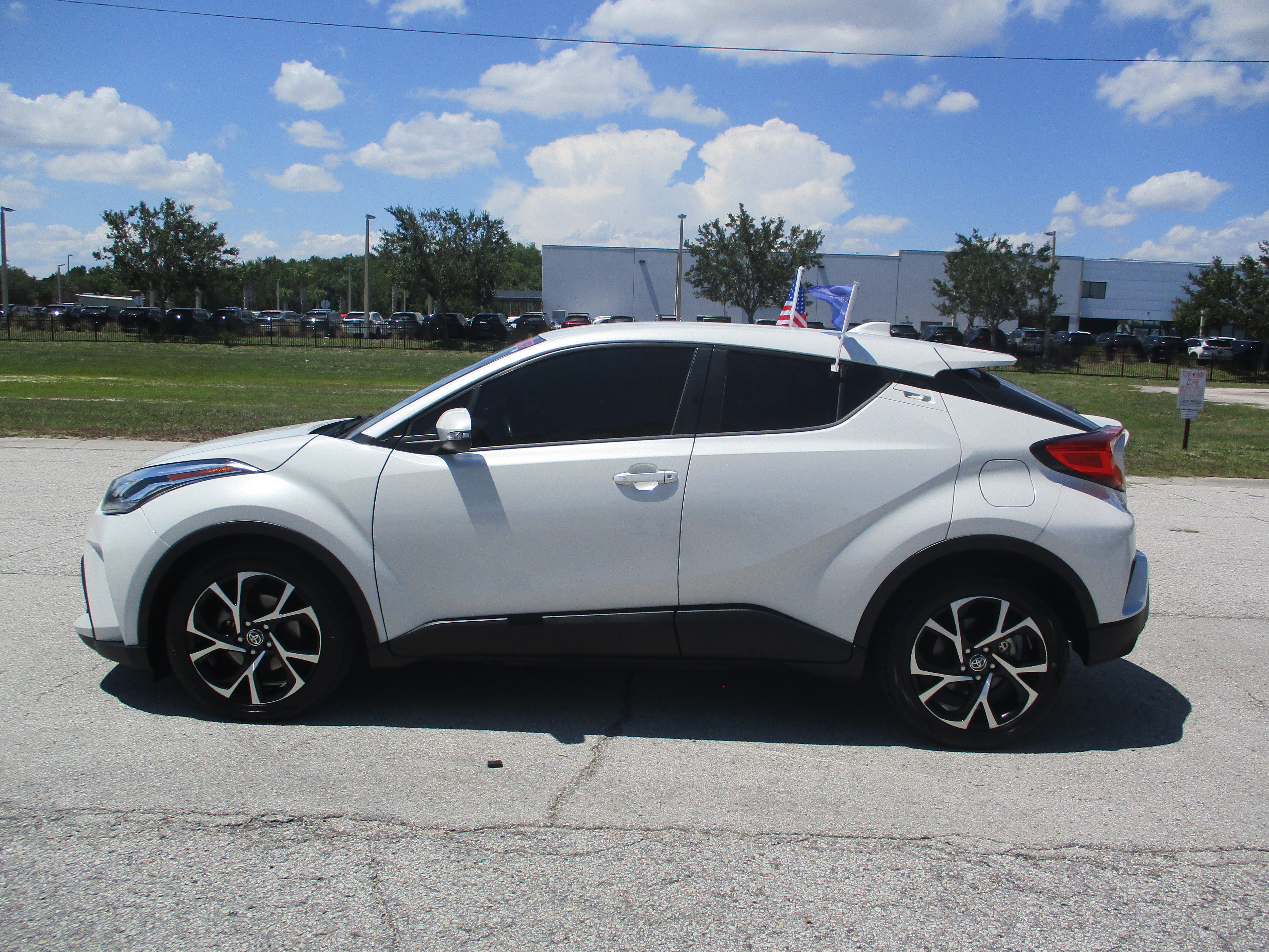 Used 2020 Toyota C-HR XLE FWD image 4