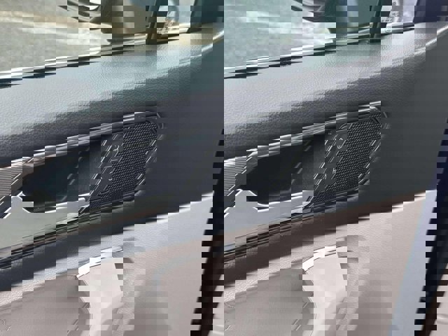 Used 2022 Volkswagen Tiguan SE w/ Panoramic Sunroof Package image 18