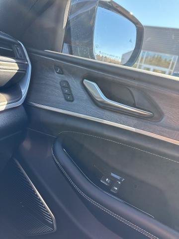 Used 2021 Jeep Grand Cherokee L Overland w/ Luxury Tech Group IV AWD/4WD image 17