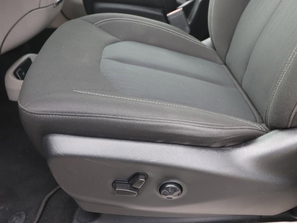 Used 2022 Chrysler Voyager LX FWD image 16