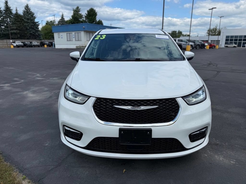 Used 2023 Chrysler Pacifica Touring-L FWD image 4