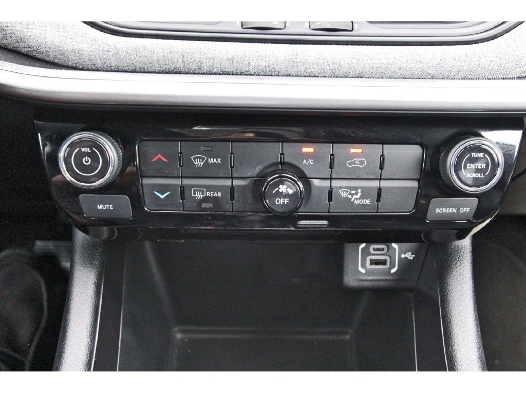 Used 2024 Jeep Compass Latitude w/ Sun and Sound Group AWD/4WD image 26