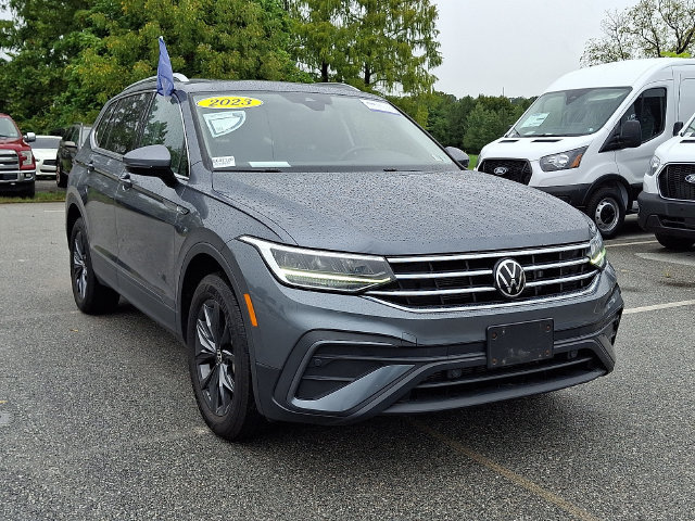 Used 2023 Volkswagen Tiguan SE w/ Panoramic Sunroof Package AWD/4WD image 2